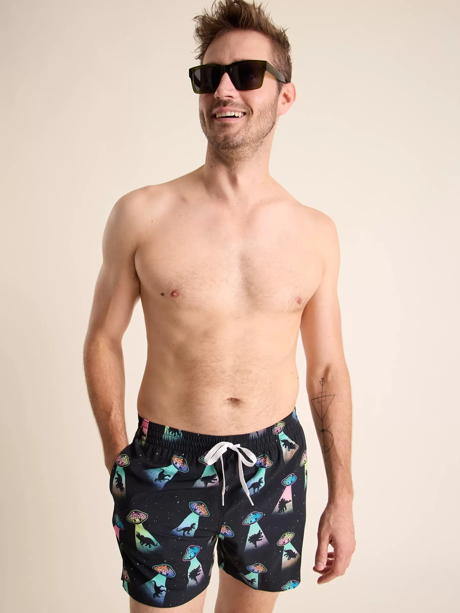 Chubbies Shorts Classic Swim Trunks | Classic Swim Trunks>The Beam Me Ups BlackUFO/Dinosaur