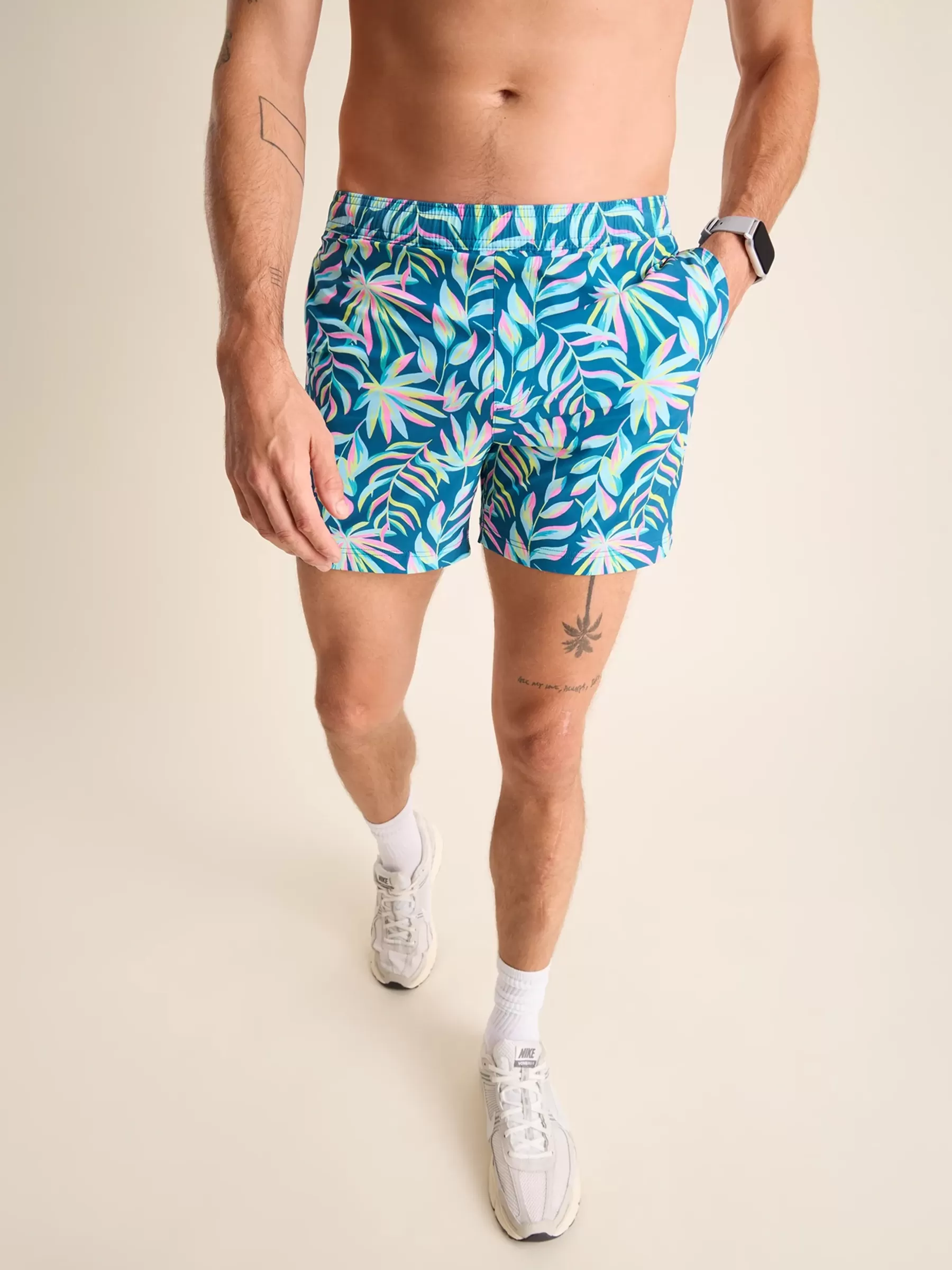 Chubbies Shorts Sport Shorts>The Luau Lagoons DarkBluePlant/PinkLiner