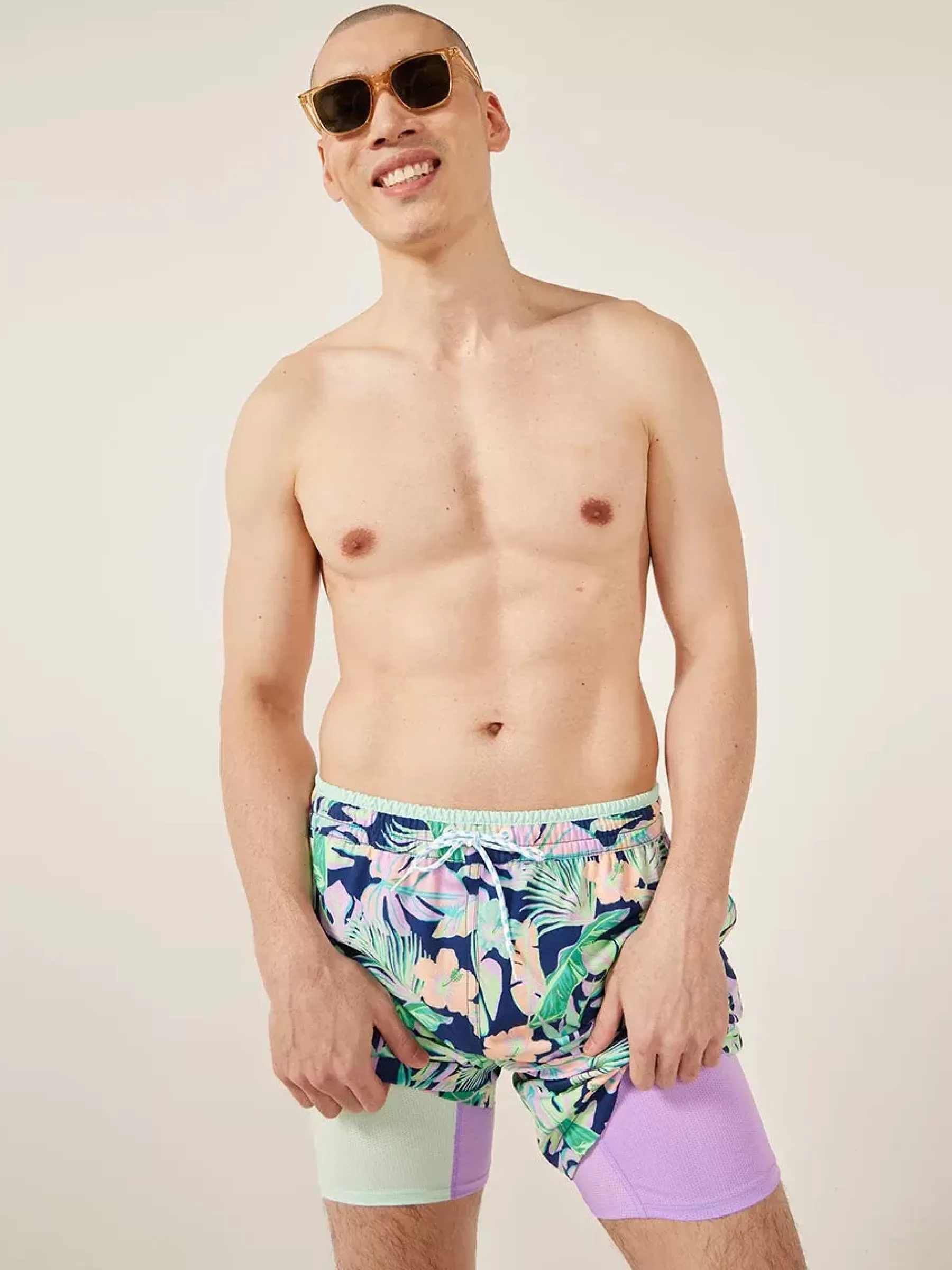 Chubbies Shorts Lined Classic Swim Trunks | Lined Classic Swim Trunks>The Night Faunas NavyLeaf